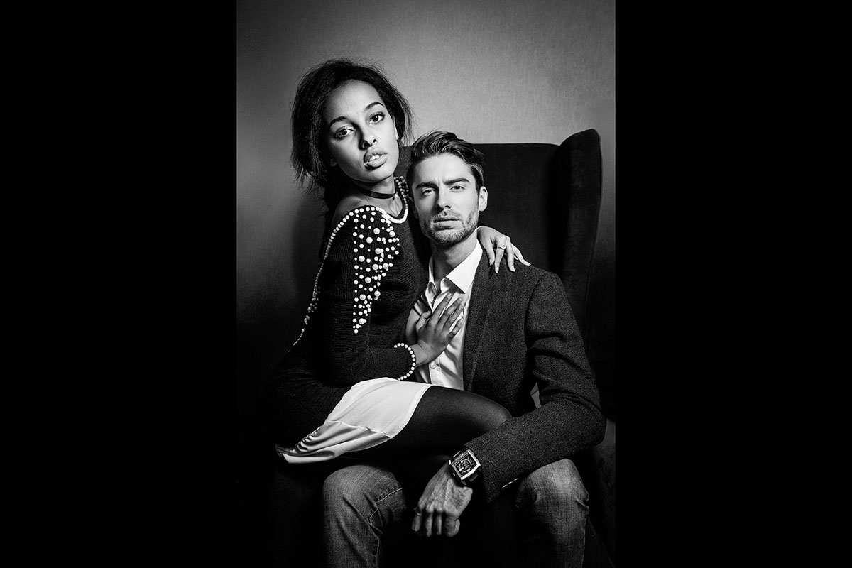 Renaud Couderc peRCeption atelier photo - séance photo portrait de couple en studio sur un fauteuil - noir et blanc - Strasbourg Alsace